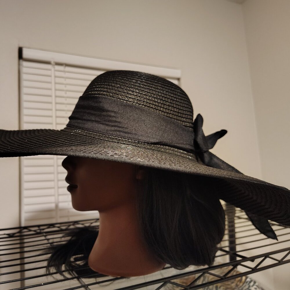 Wide brim straw hat